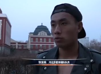 岳双腿间已经湿成一片视频